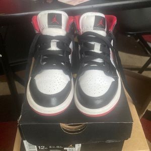 Boys Jordan 1 mid